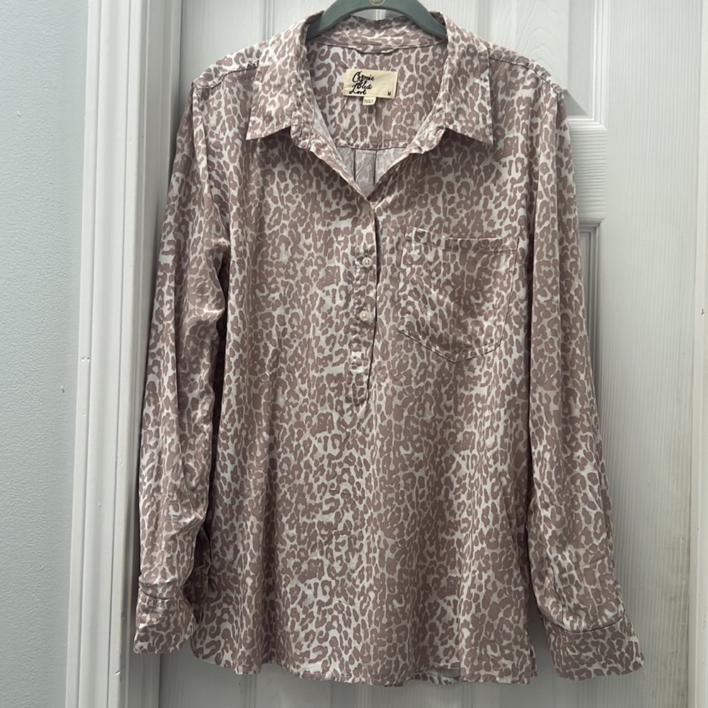 Stitchfix Cosmic Blue Love Kylie Classic Half Button Down Blouse Size Medium - Picture 3 of 9